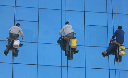 高空擦玻璃的污水別亂排，這樣收集處理才靠譜